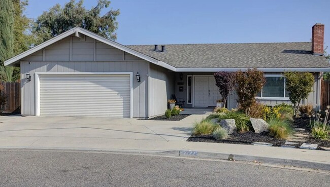 Primary Photo - Beautiful Single Story Home Ready To Be Ca...