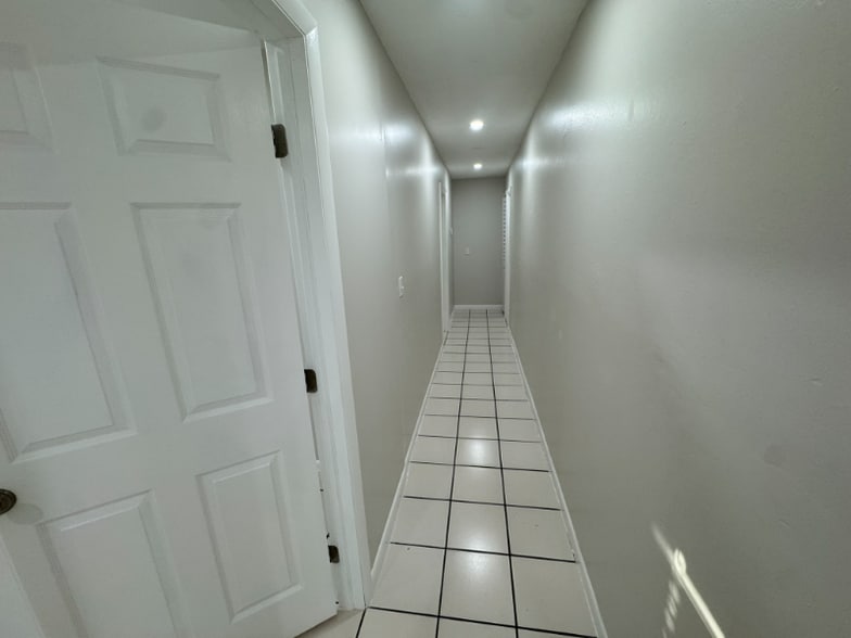 Building Photo - 933 SW 16th Pl