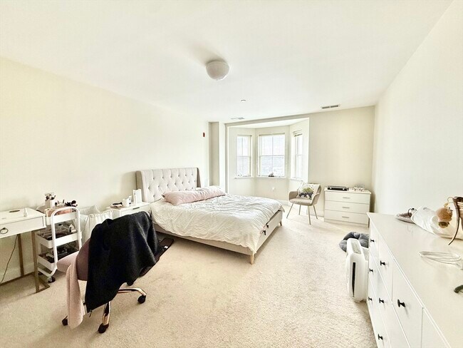 Building Photo - 120 Wyllis Ave