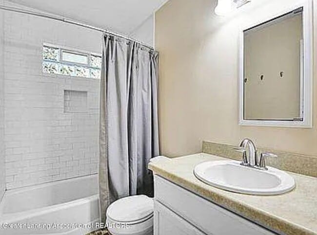 Building Photo - 331 W Saginaw St