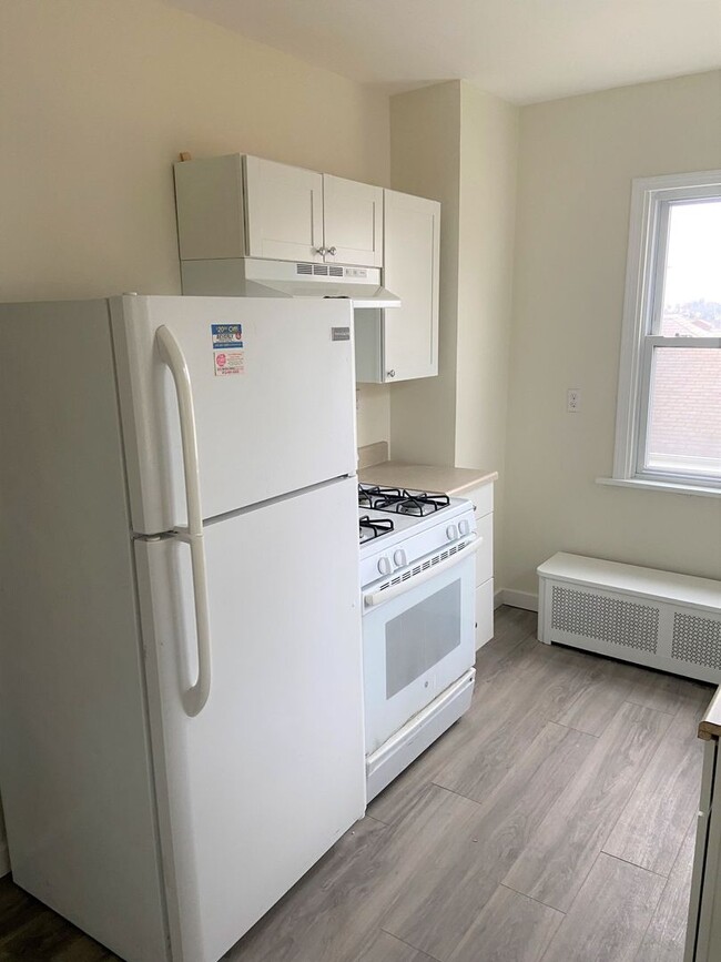 Building Photo - Recently Updated 3 Bedroom Cape Cod Home in Lincoln Place.  Available August.