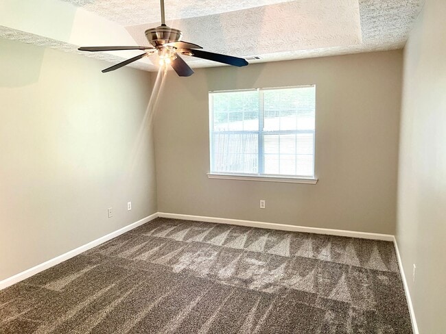 Building Photo - ONE MONTH FREEE! If you move in by Dec 1st