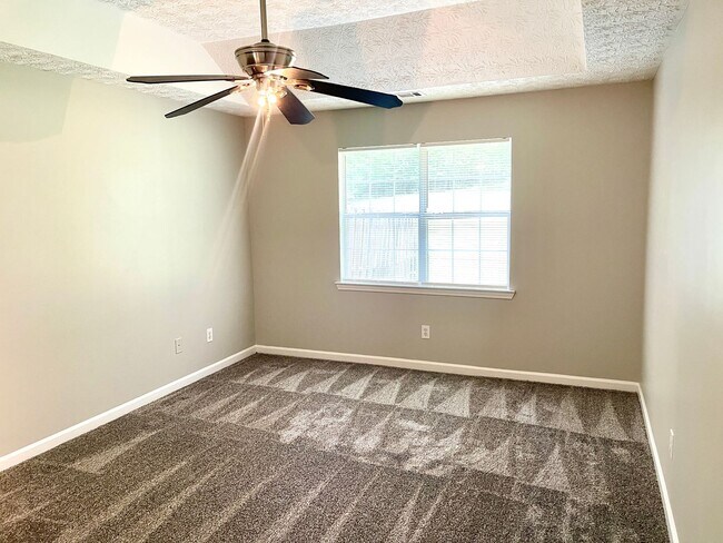Building Photo - Welcome to this charming 3-bedroom, 2-bath...