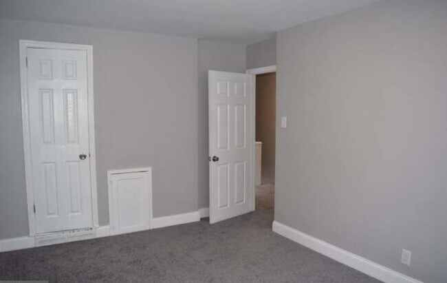 Building Photo - 6549 N Gratz St