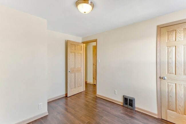 Building Photo - 5156 W 63rd Pl