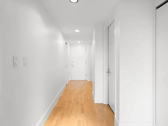 Building Photo - 10 Rogers St