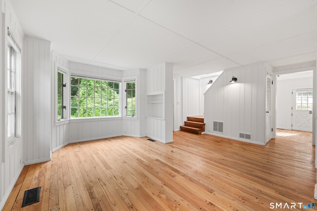 Building Photo - 527 Danbury Rd