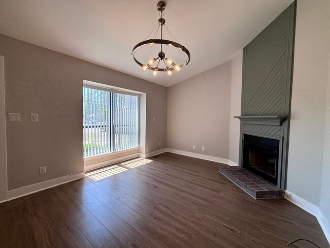 Building Photo - 575 Countrytown Dr