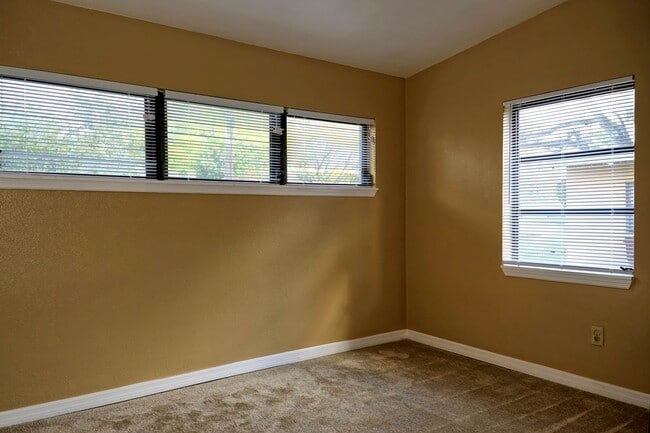 Building Photo - Beautiful 3bd 2bth Home with patio and large back yard available now! Great Location! Landscaping...