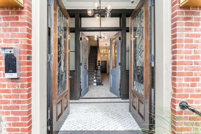 Primary Photo - 85 Regent St