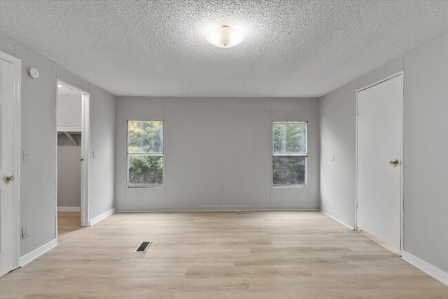 Building Photo - Completely Updated 3BR/2BA Trailer in Musc...