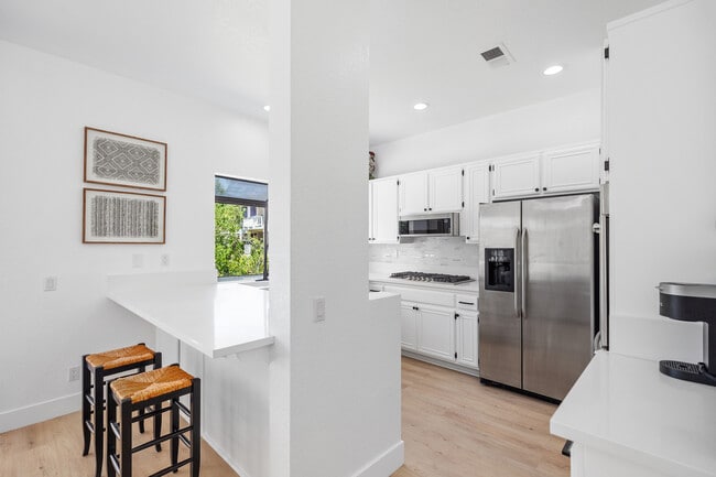 Building Photo - 31 Oak Knolls