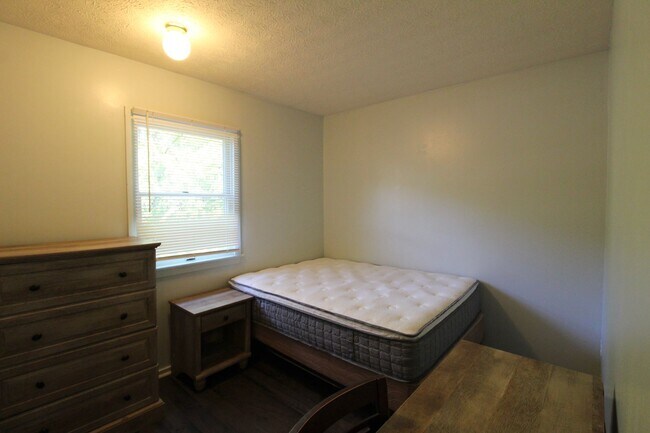 Building Photo - 1212 Mountain View Dr