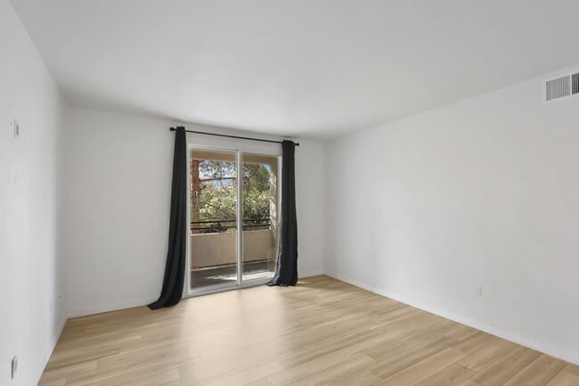 Building Photo - 3 Bed Condo In Gated West Side Community