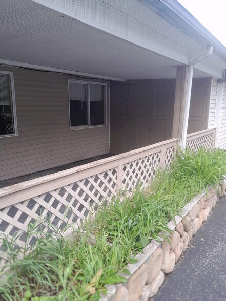 Front porch - 113 Raylinsky Rd