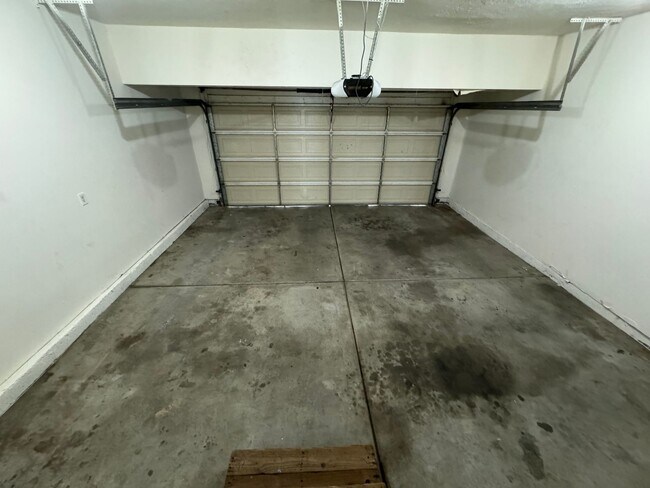 Building Photo - 3 Bed/ 2 Bath Townhome with fully fenced yard
