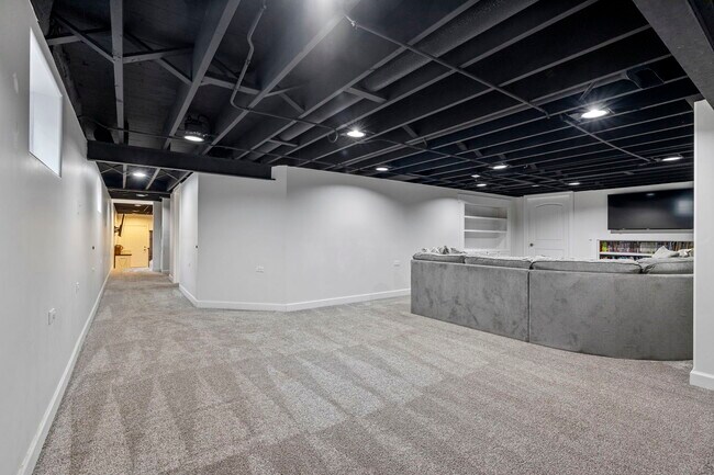 Building Photo - 1621 Barthelone Ave