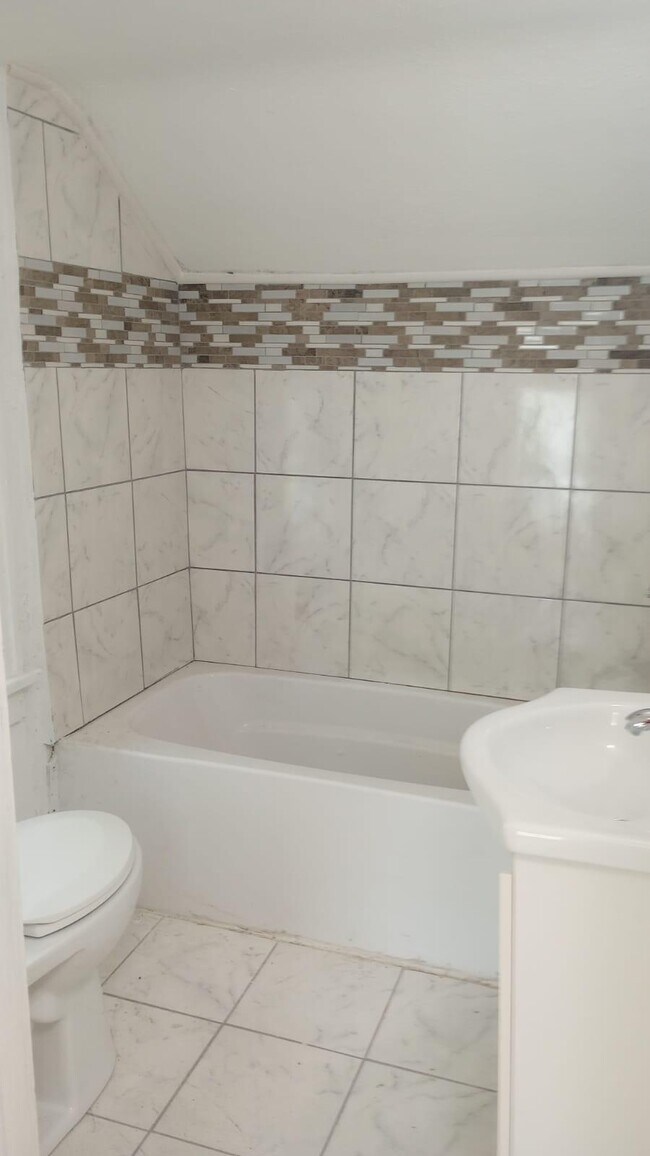 Building Photo - 1802 E 3rd St