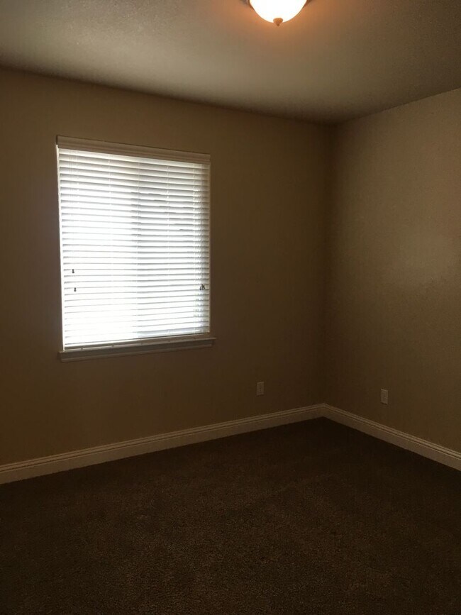 Building Photo - Beautiful Shasta Lake home with Landscapin...