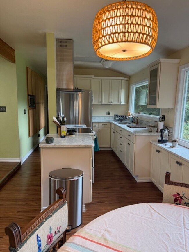 Building Photo - Charming Craftsman in Sunny Coquille! Month to Month Short Term Rental Only.