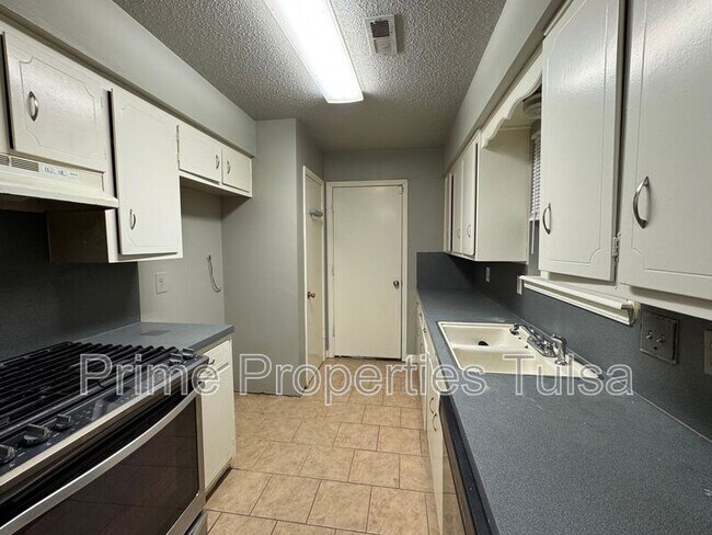 Building Photo - 10853 E 33rd Pl