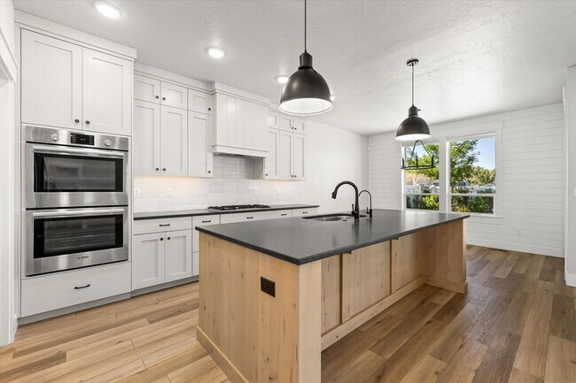 Building Photo - Luxury 4-Bedroom Home for Rent in Dry Cree...