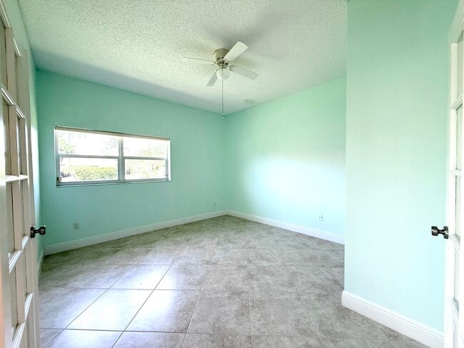 Building Photo - 225 N Lakeshore Dr