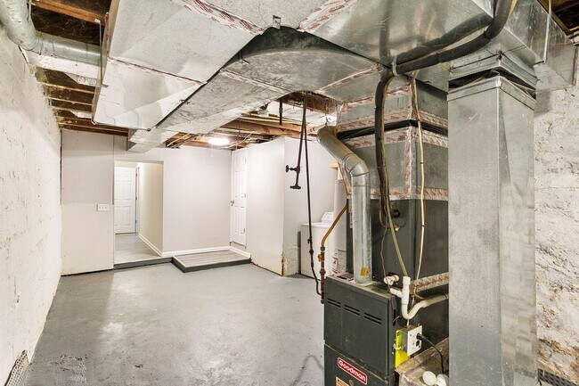 Building Photo - 2843 Pelham Ave