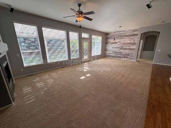 Building Photo - 222 Saxony Rd