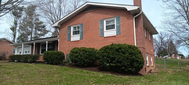 Building Photo - Christiansburg, 3 BR / 2 BA, Available Now