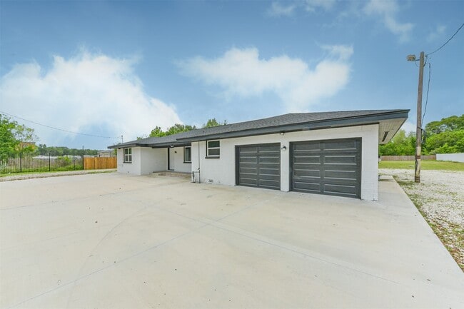 Building Photo - 9030 Almeda Genoa Rd