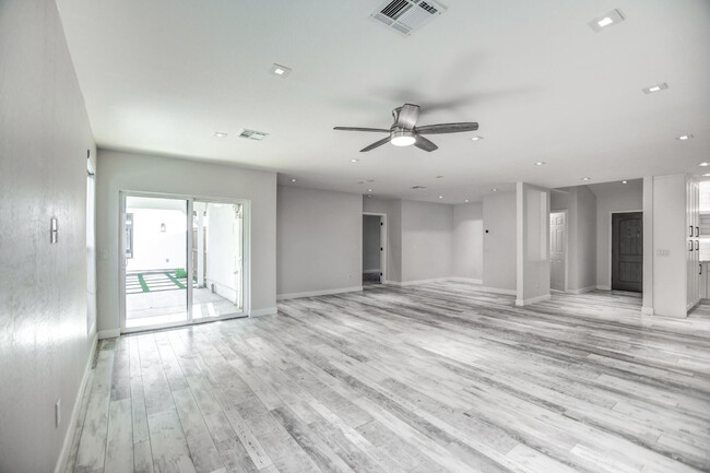 Building Photo - 6929 E Mariposa Dr
