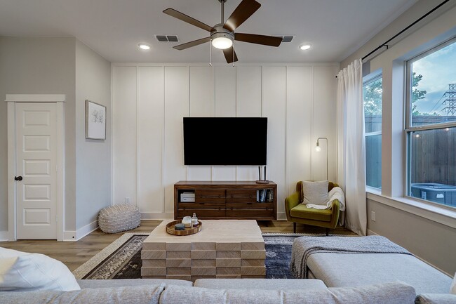 Building Photo - 10934 Brambling Wood Dr