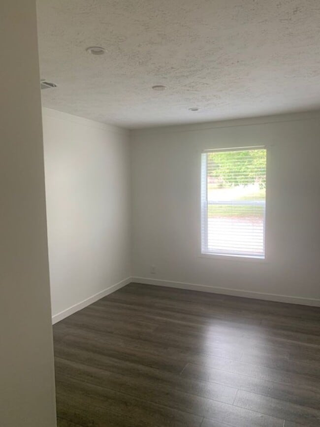 Building Photo - 561 Morris Bridge Rd