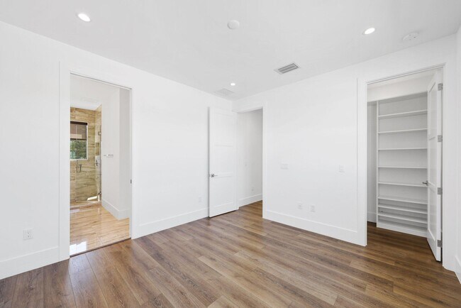 Building Photo - 655 Kingsbridge St