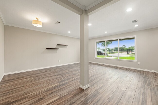 Building Photo - 5127 Maple St