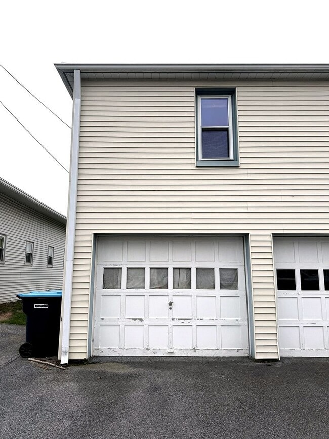 Building Photo - 217 W Maple St