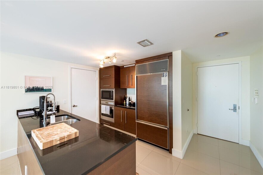 Building Photo - 475 Brickell Ave