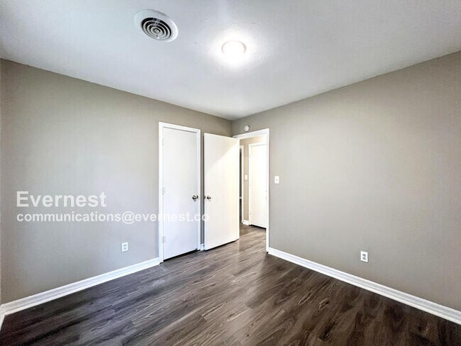 Building Photo - 3685 Woodland Dr