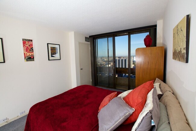 Building Photo - Beautiful High Rise Condo in Washington Sq...