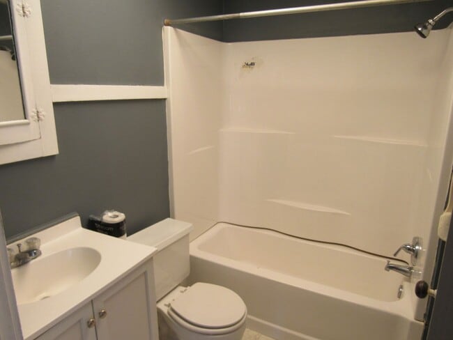 Building Photo - Cute & Cozy One Bedroom Garden Level Apt