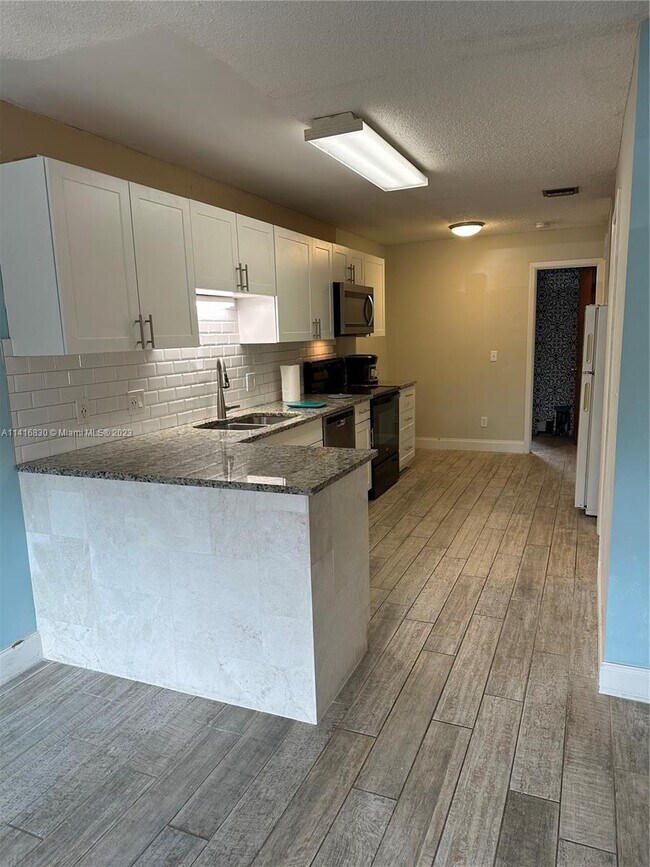 Building Photo - 2050 Oleander Blvd