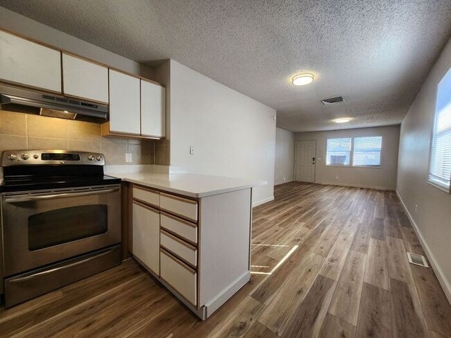 Building Photo - Renovated Cozy 2-Bedroom Duplex | Move In ...