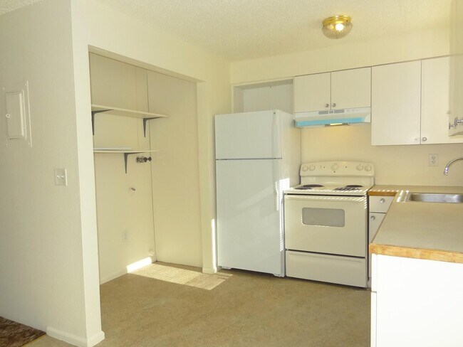 Building Photo - FG: 01010 E 35th