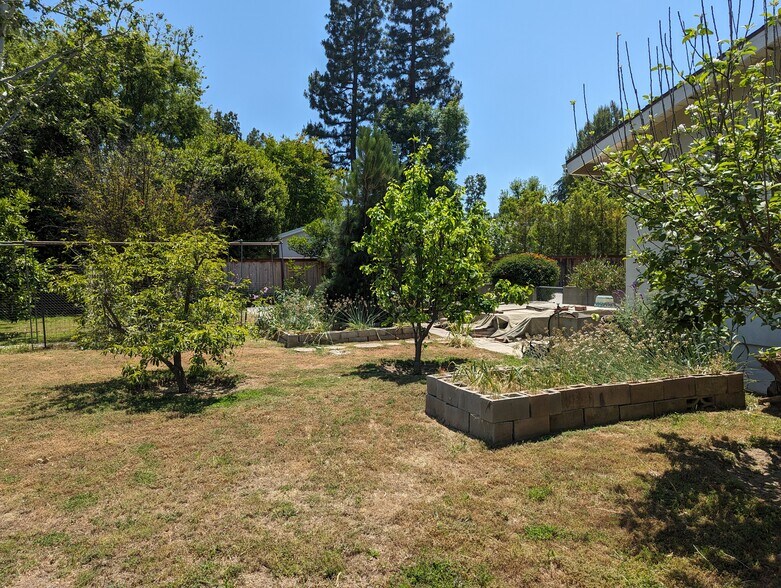 Building Photo - 5440 Topeka Dr