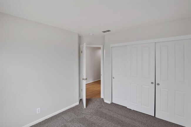 Building Photo - 408 Hansen Cir