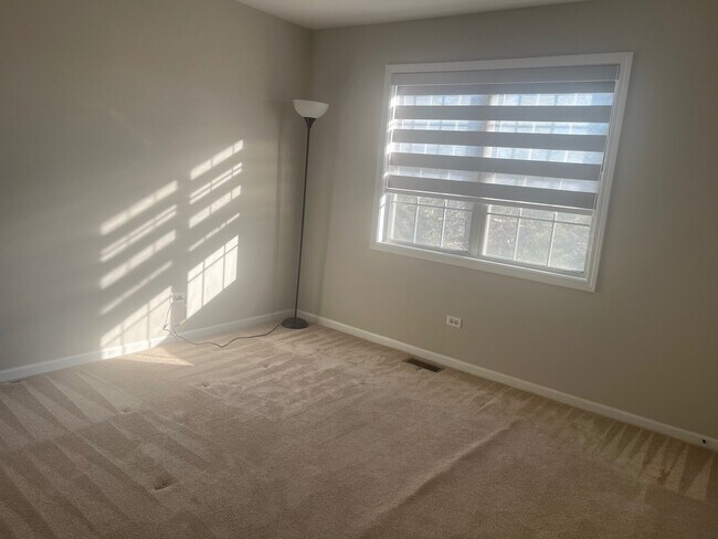 Building Photo - 567 W Parkside Dr