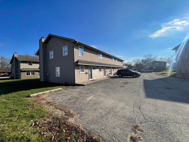 Building Photo - 827 W Hillcrest Dr