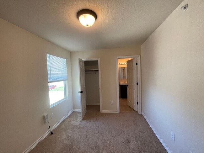 Building Photo - Townhome for rent