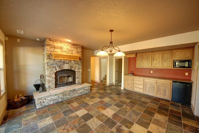 Building Photo - MOVE IN SPECIAL: FREE FIRST MONTH'S RENT!!...